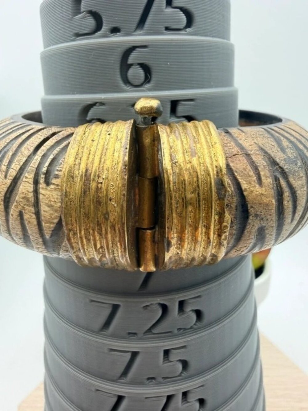 Vintage Chunky Carved Wood Hinged Bangle Bracelet Brass Tone Tribal Boho - Picture 8 of 8
